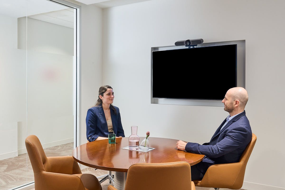 4 person meeting room