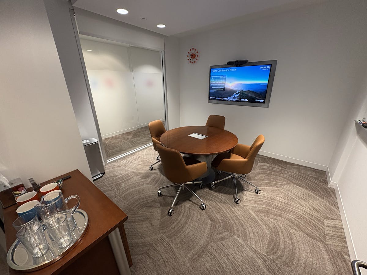 4 person meeting room