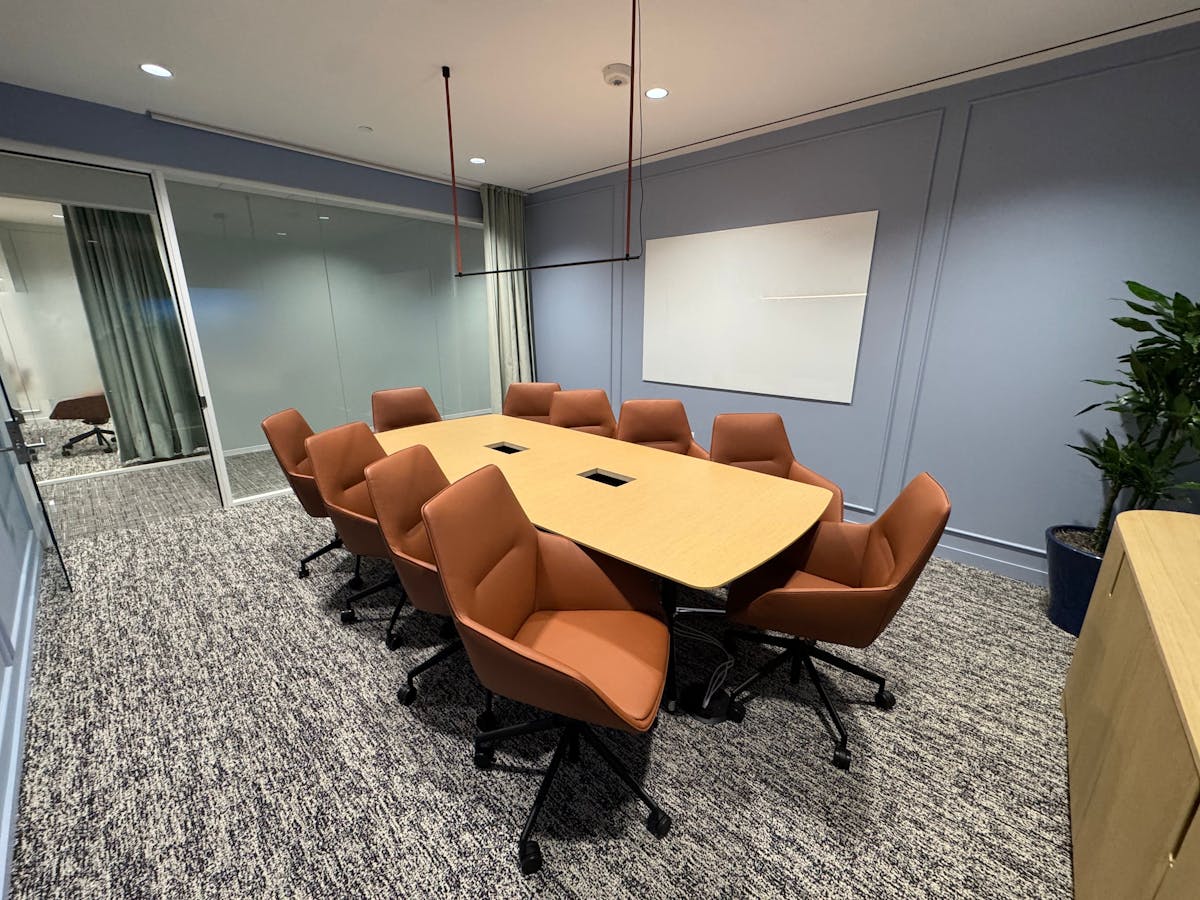 10 person meeting room