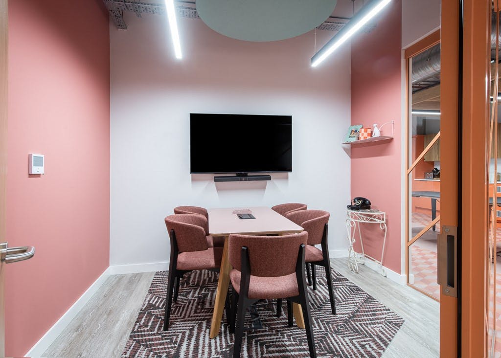 5 person meeting room