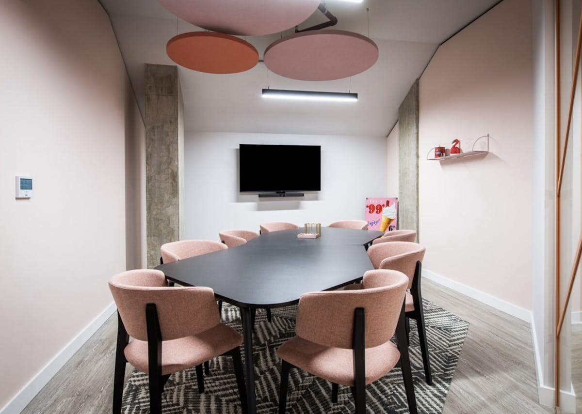 8 person meeting room