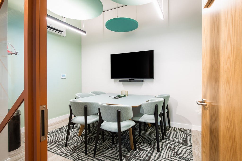 6 person meeting room