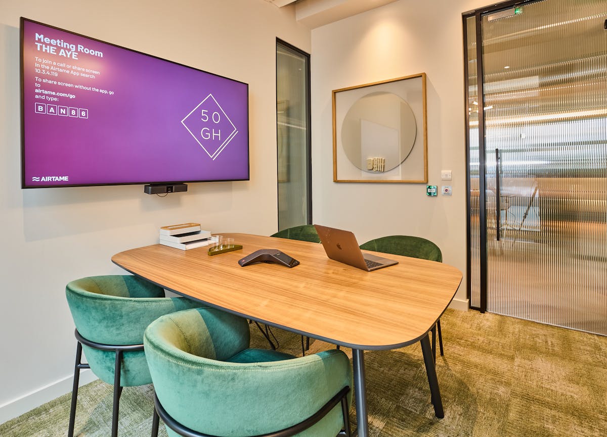 4 person meeting room