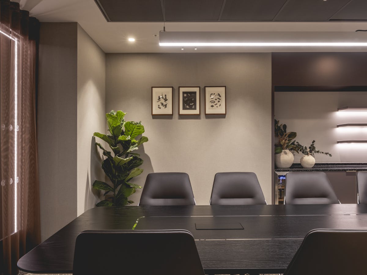 10 person meeting room