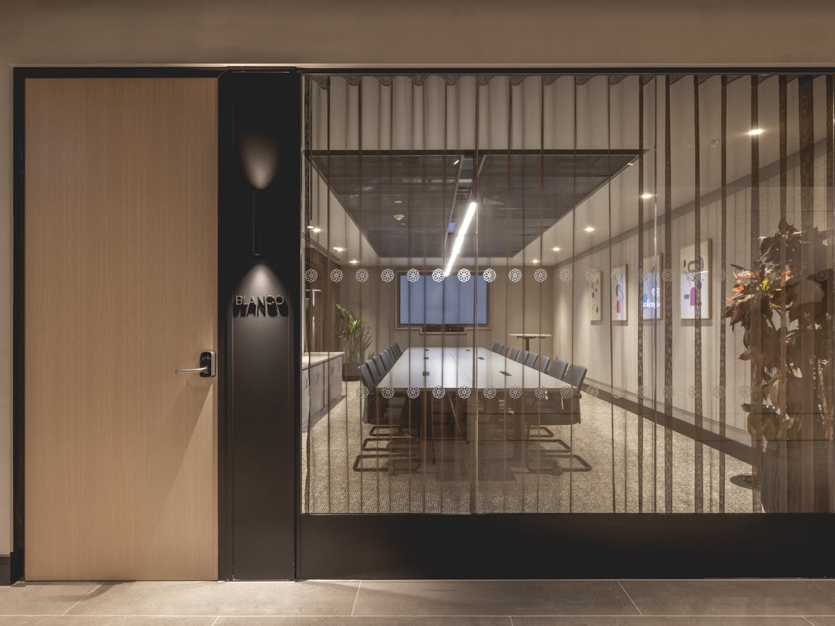 18 person meeting room