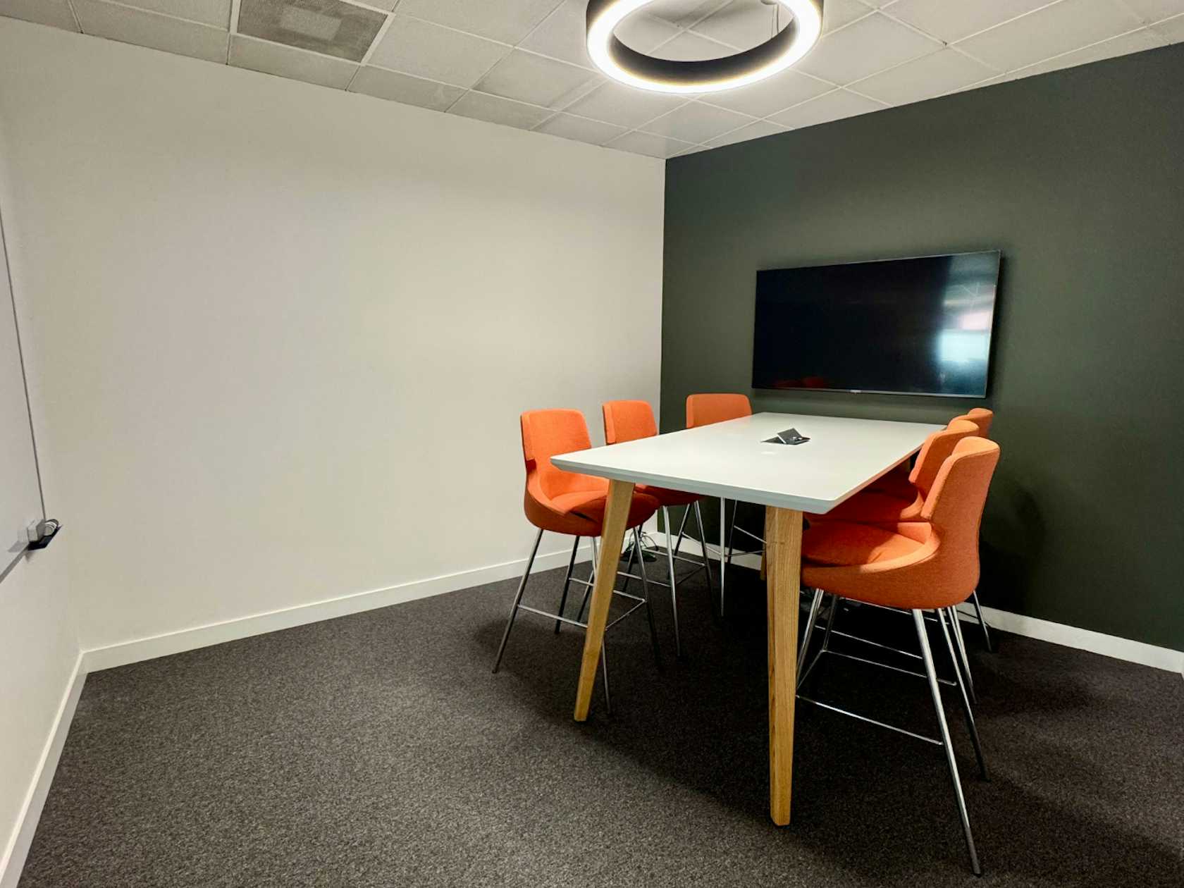 7 person meeting room