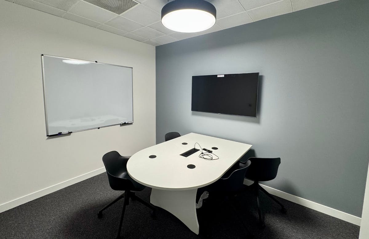 5 person meeting room