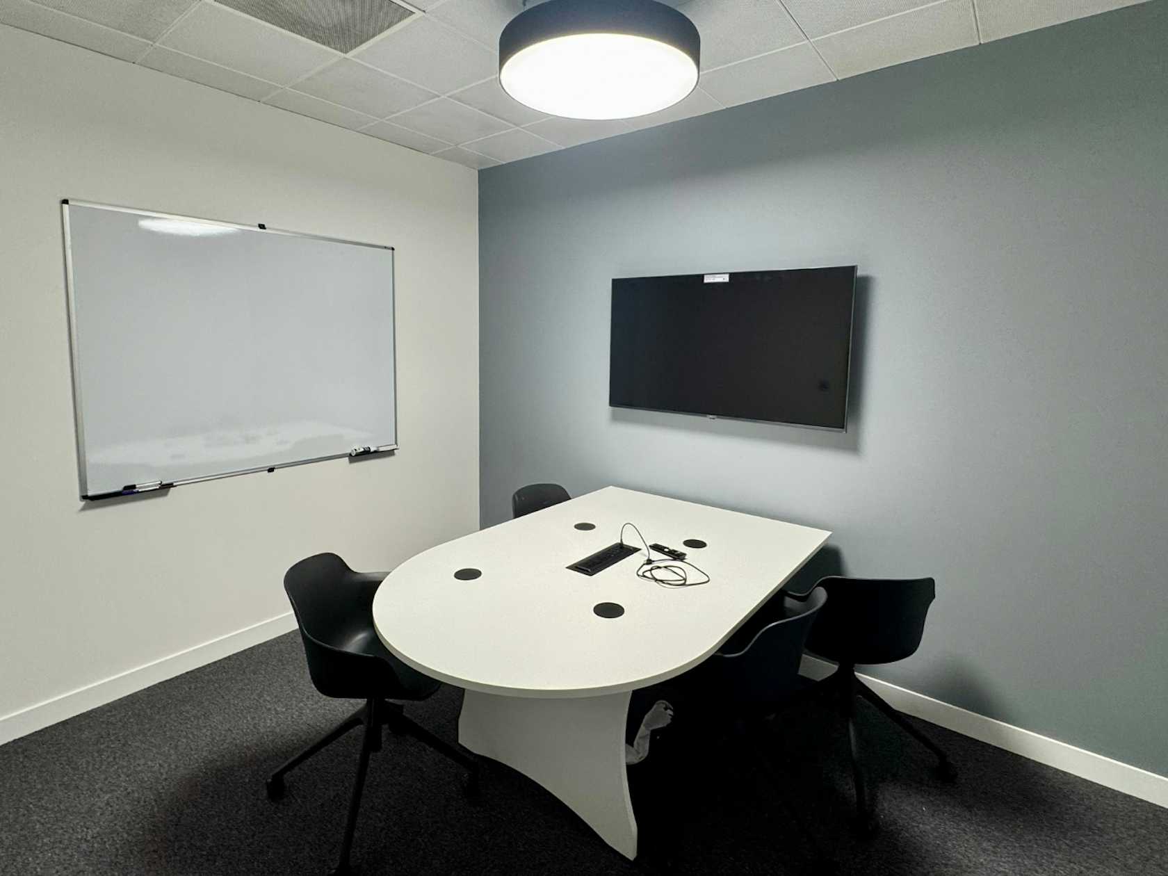 5 person meeting room