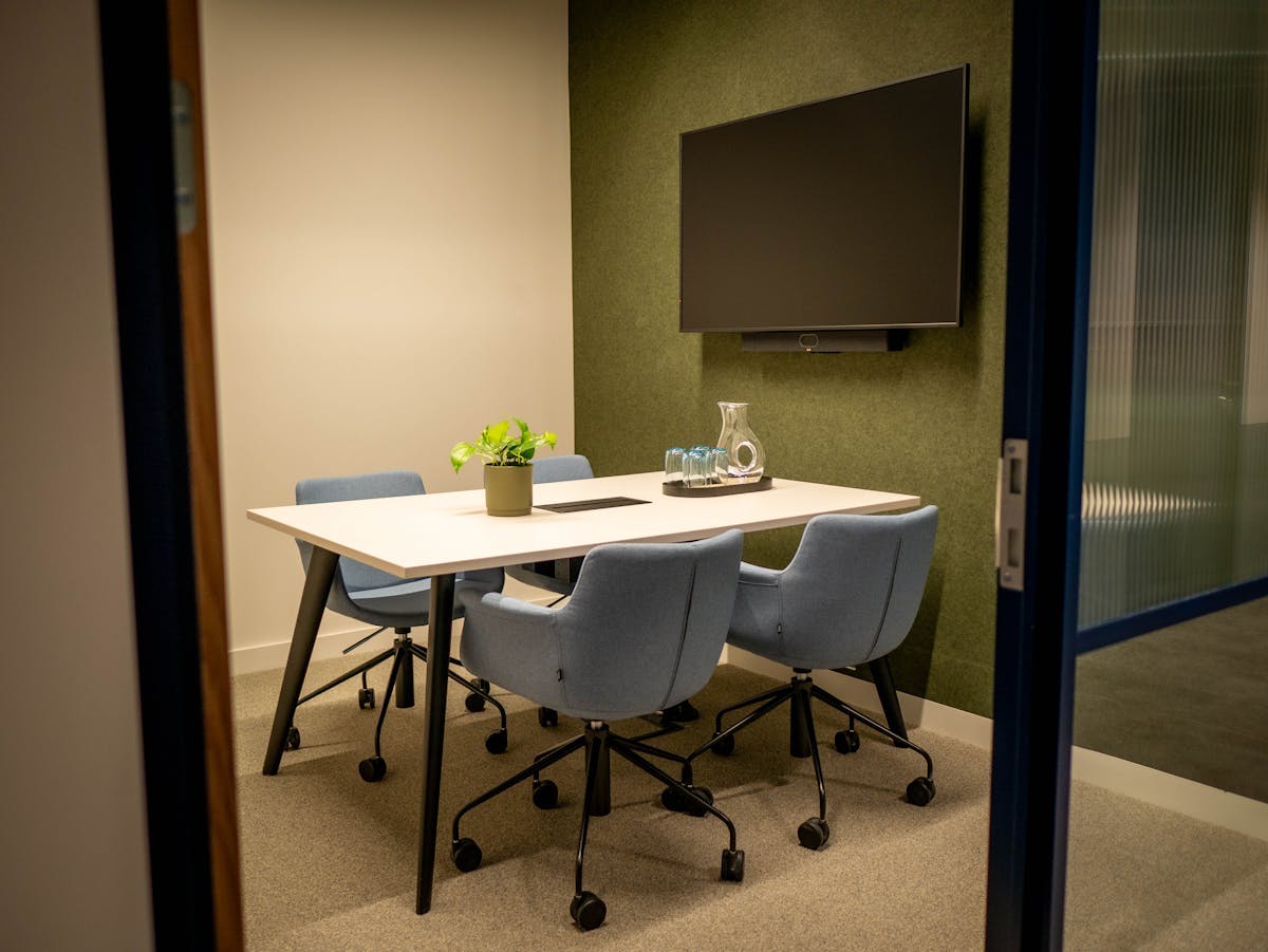 4 person meeting room