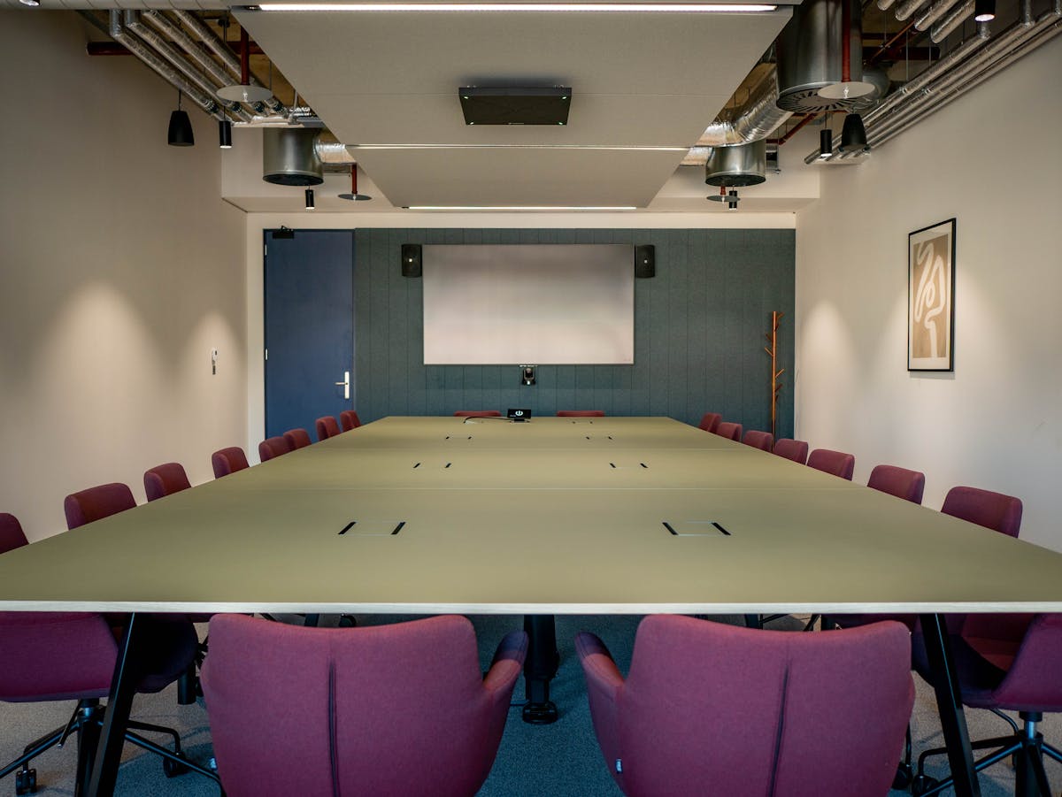 20 person meeting room