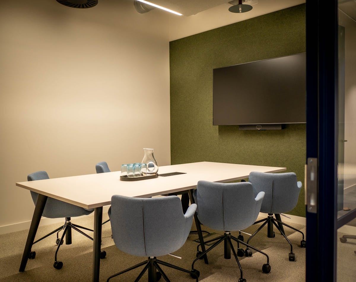 6 person meeting room