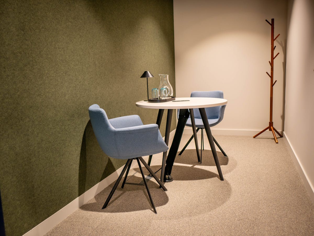 2 person meeting room