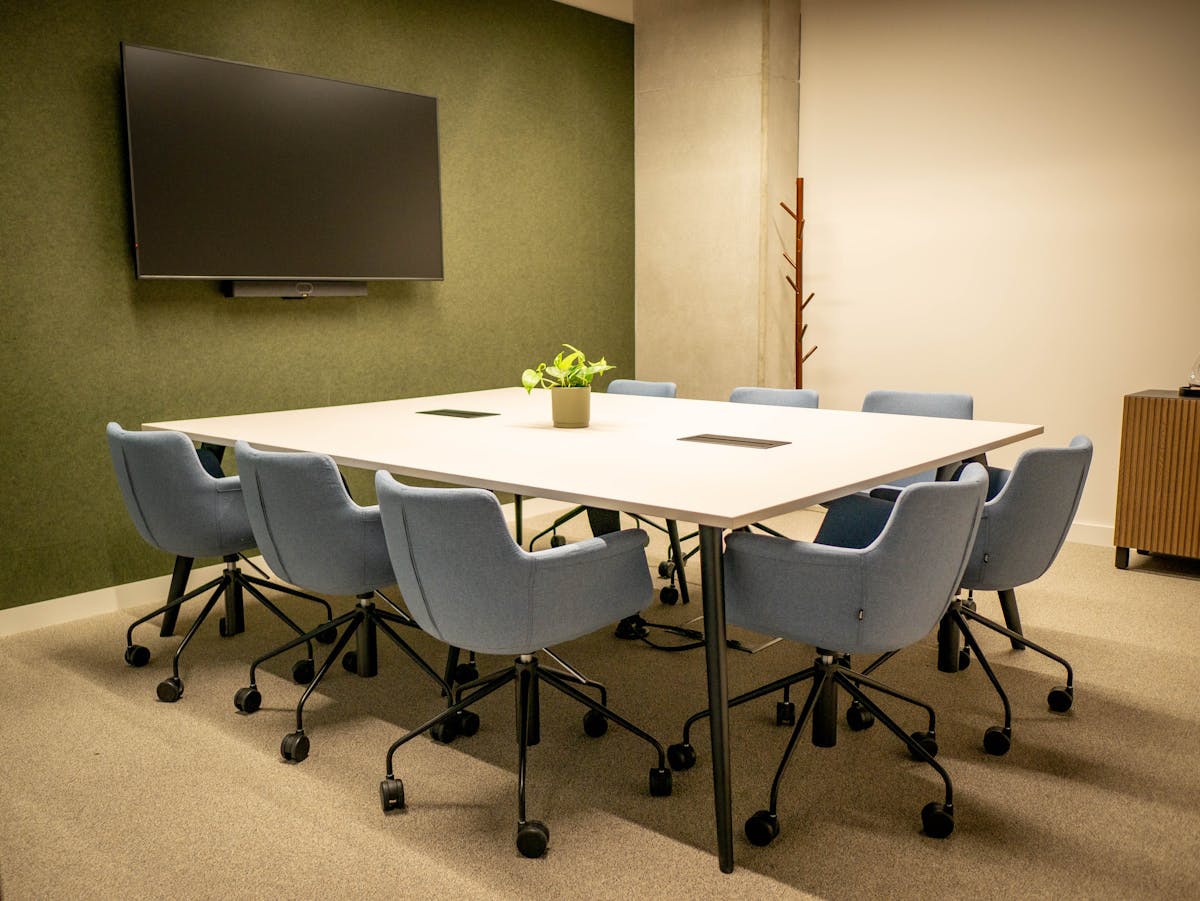 8 person meeting room