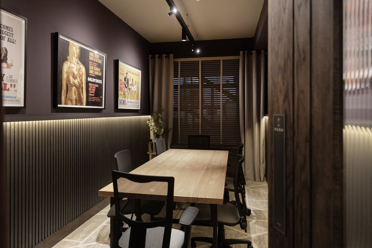 8 person meeting room