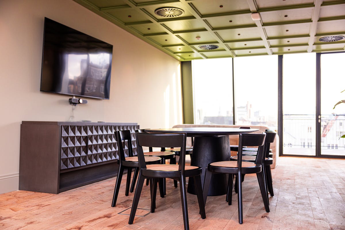 14 person meeting room