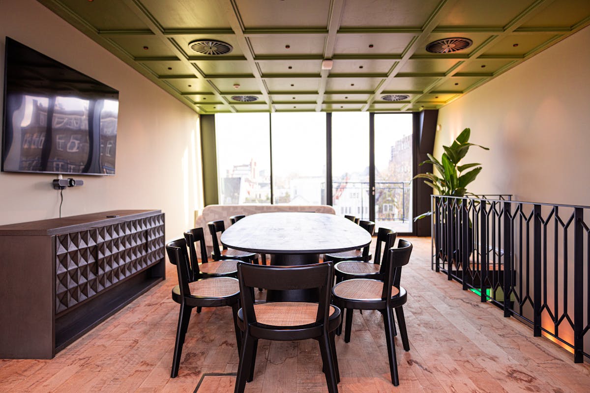 14 person meeting room