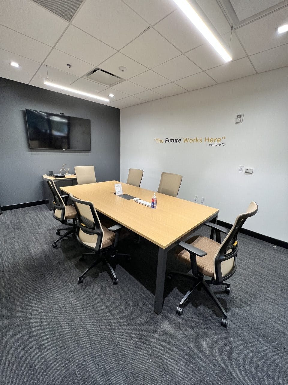 6 person meeting room