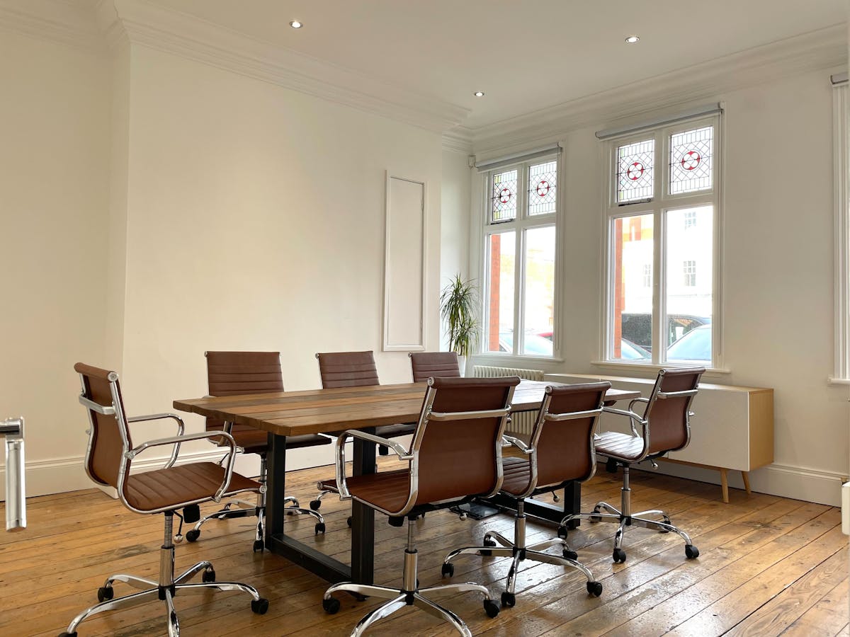 7 person meeting room