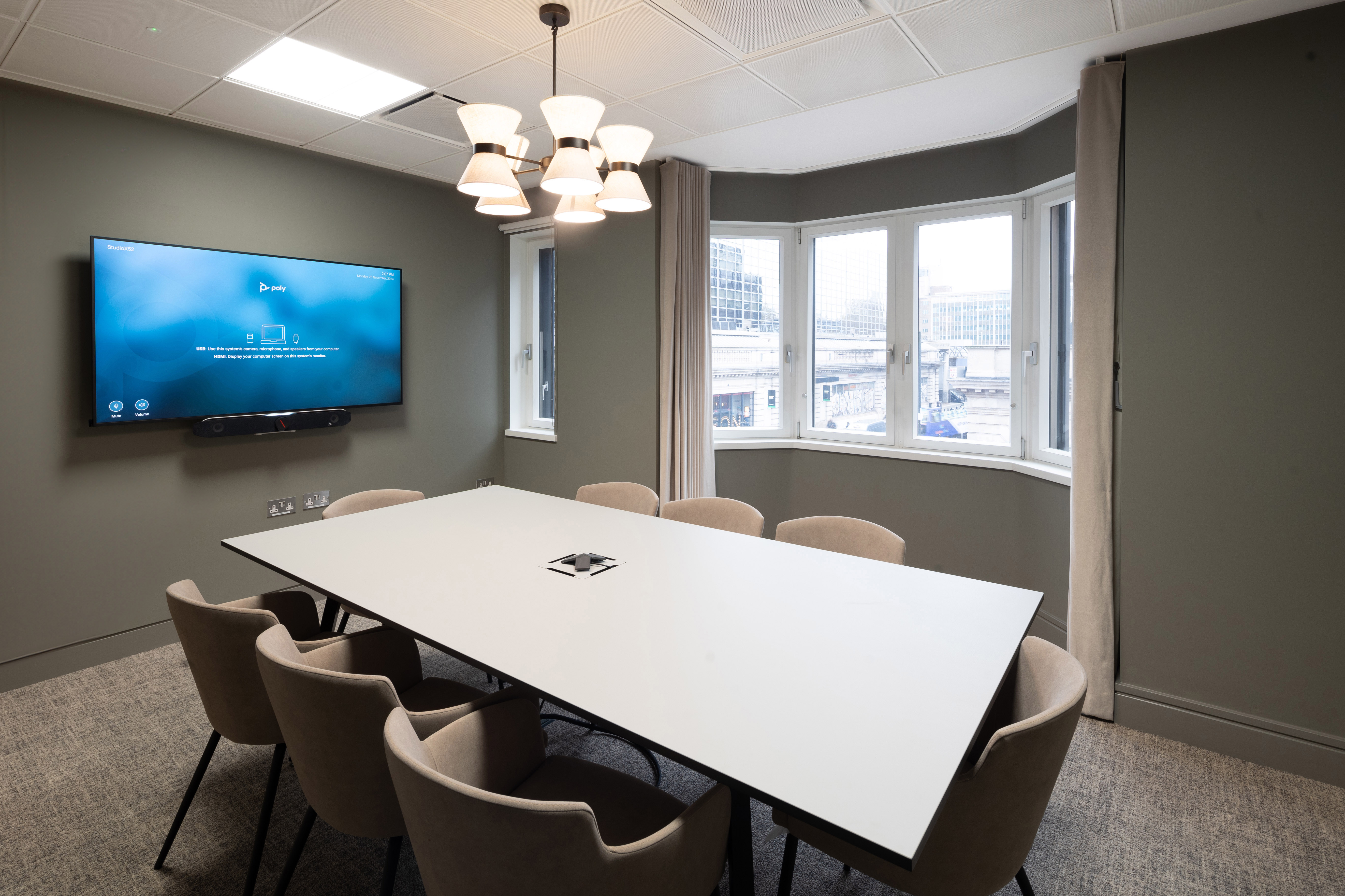 8 person meeting room