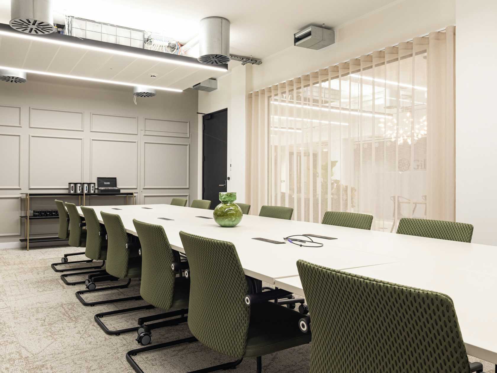 16 person meeting room