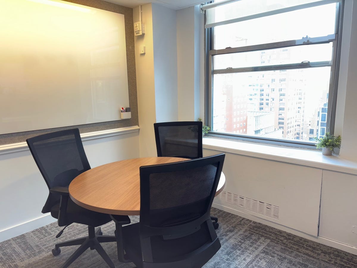 3 person meeting room