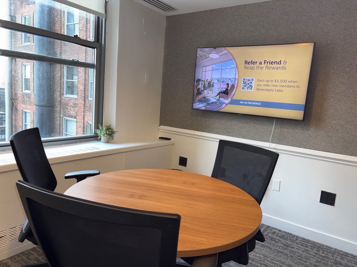 3 person meeting room