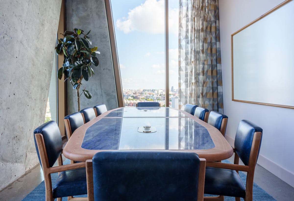 10 person meeting room