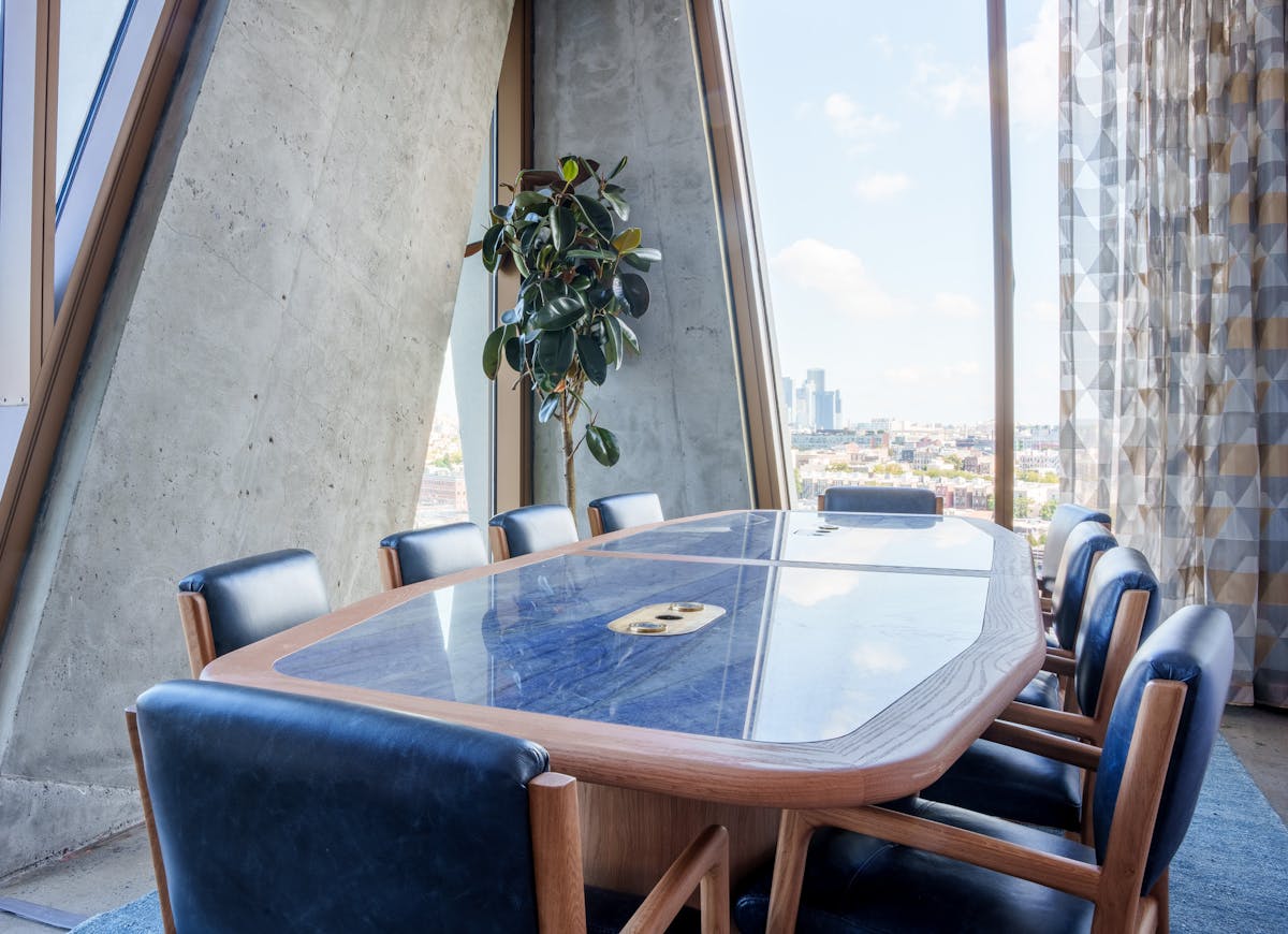 10 person meeting room