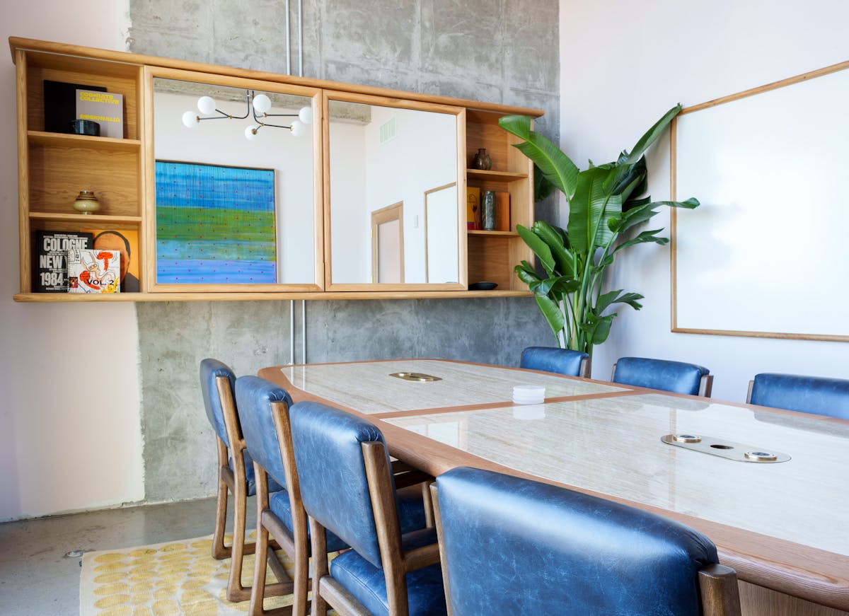 9 person meeting room