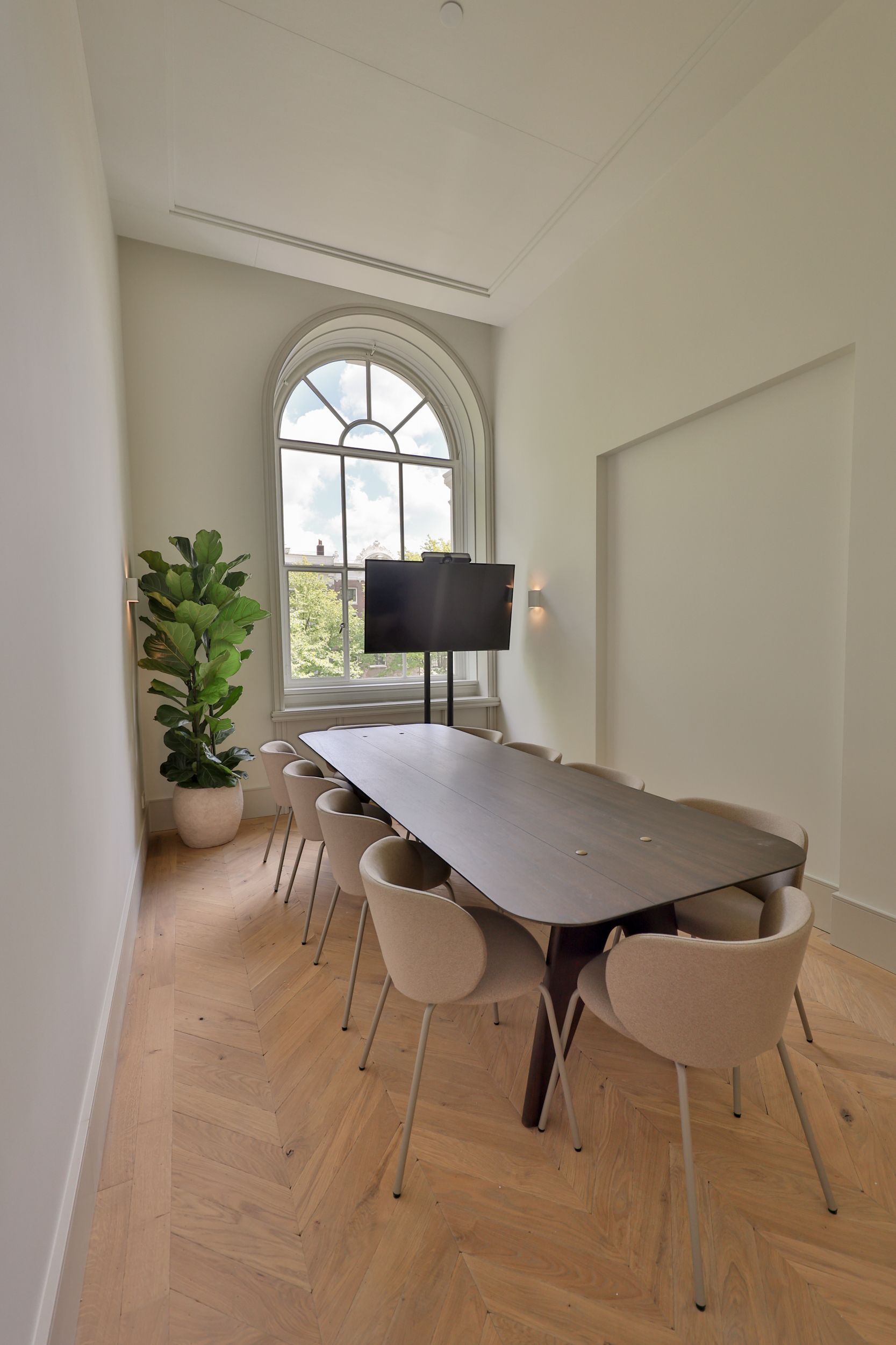 10 person meeting room