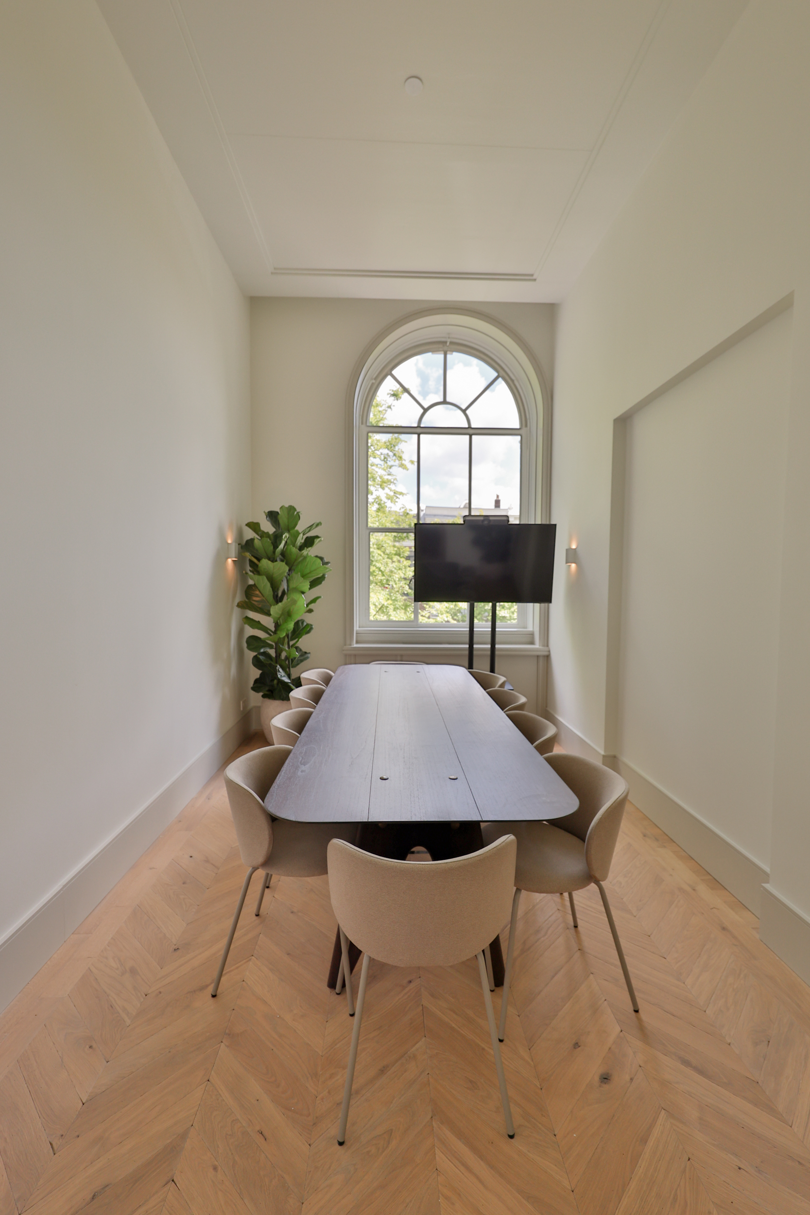 10 person meeting room