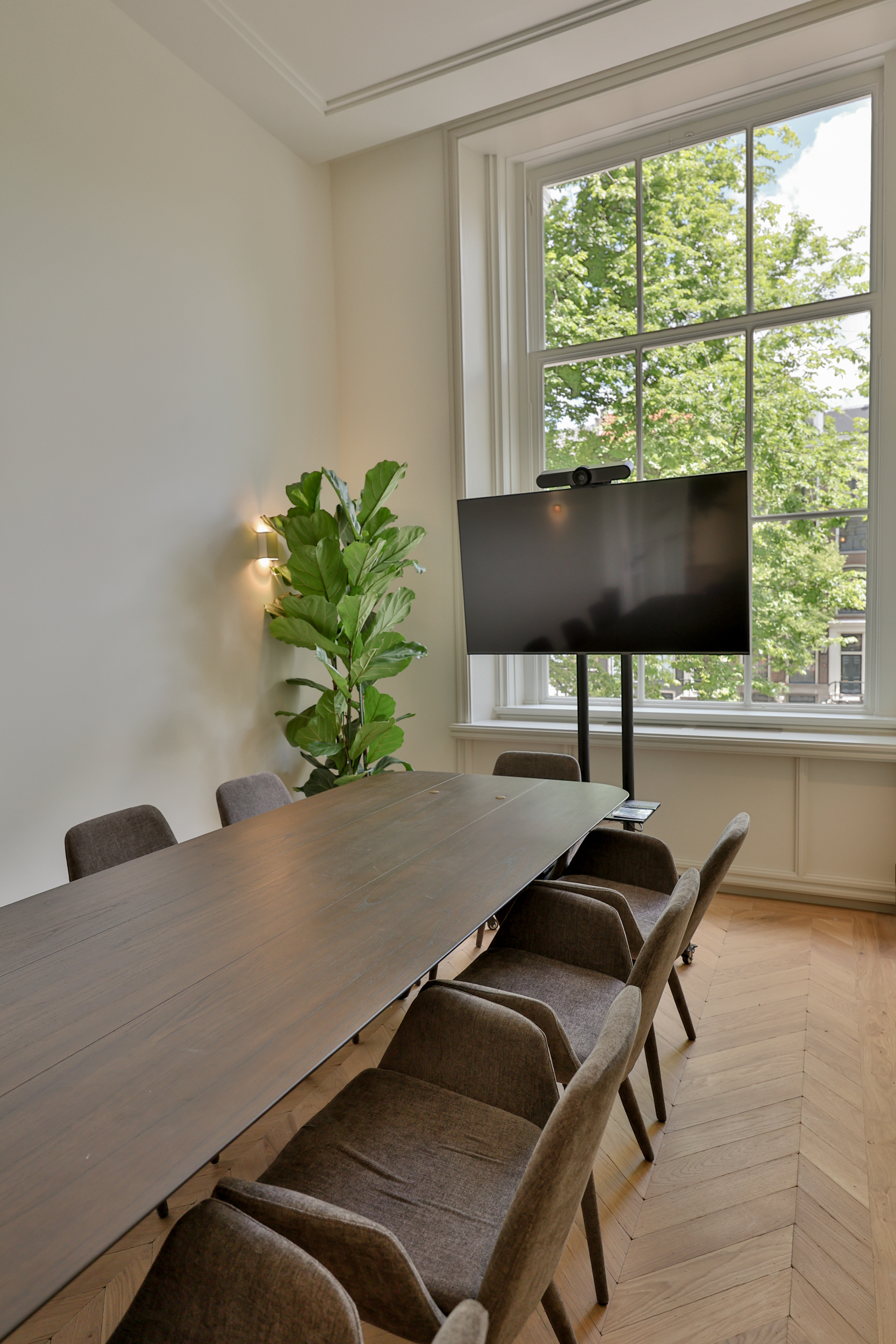 10 person meeting room
