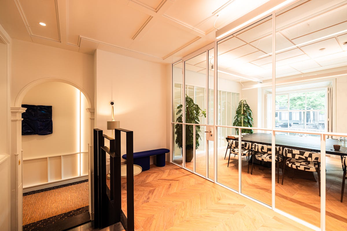 16 person meeting room