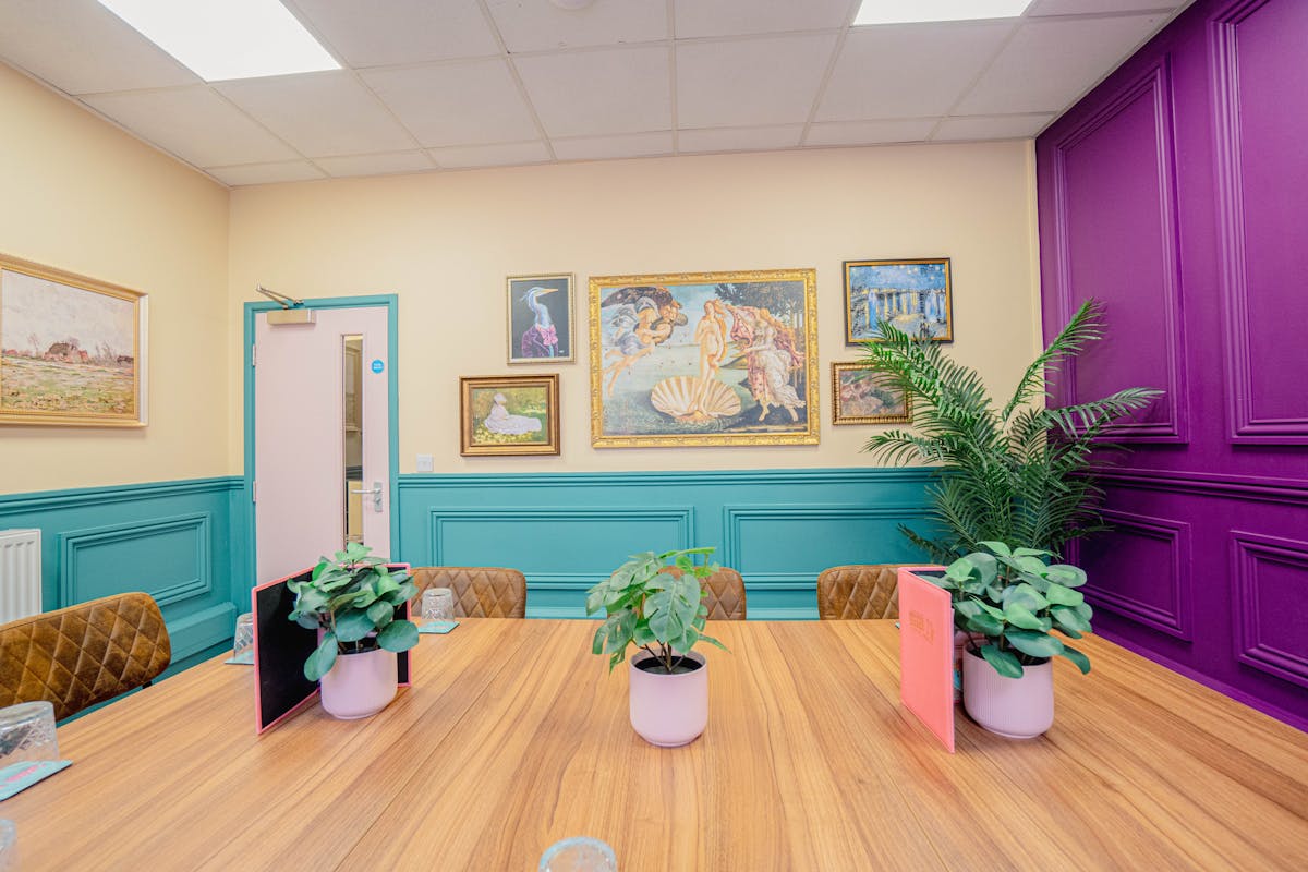 8 person meeting room