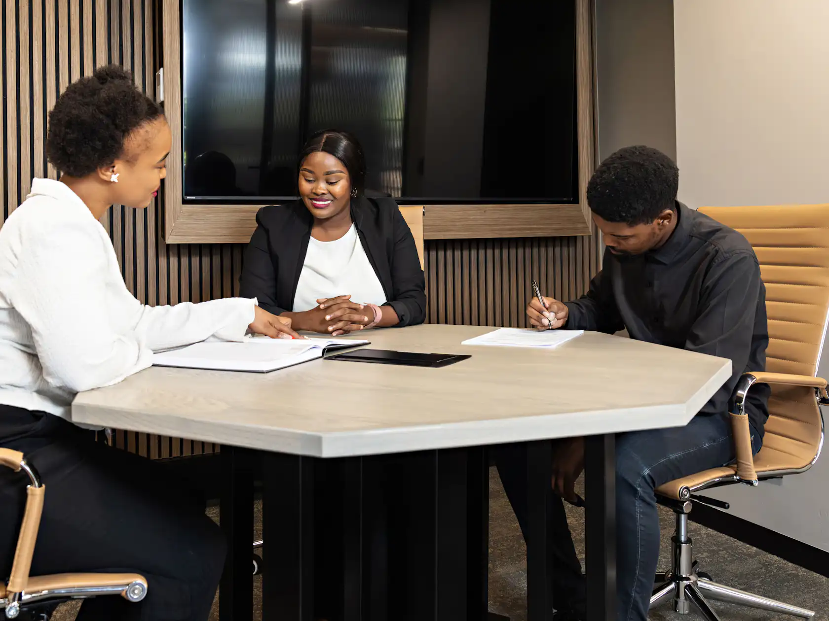 4 person meeting room