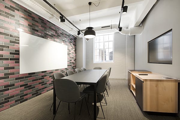 10-person meeting room