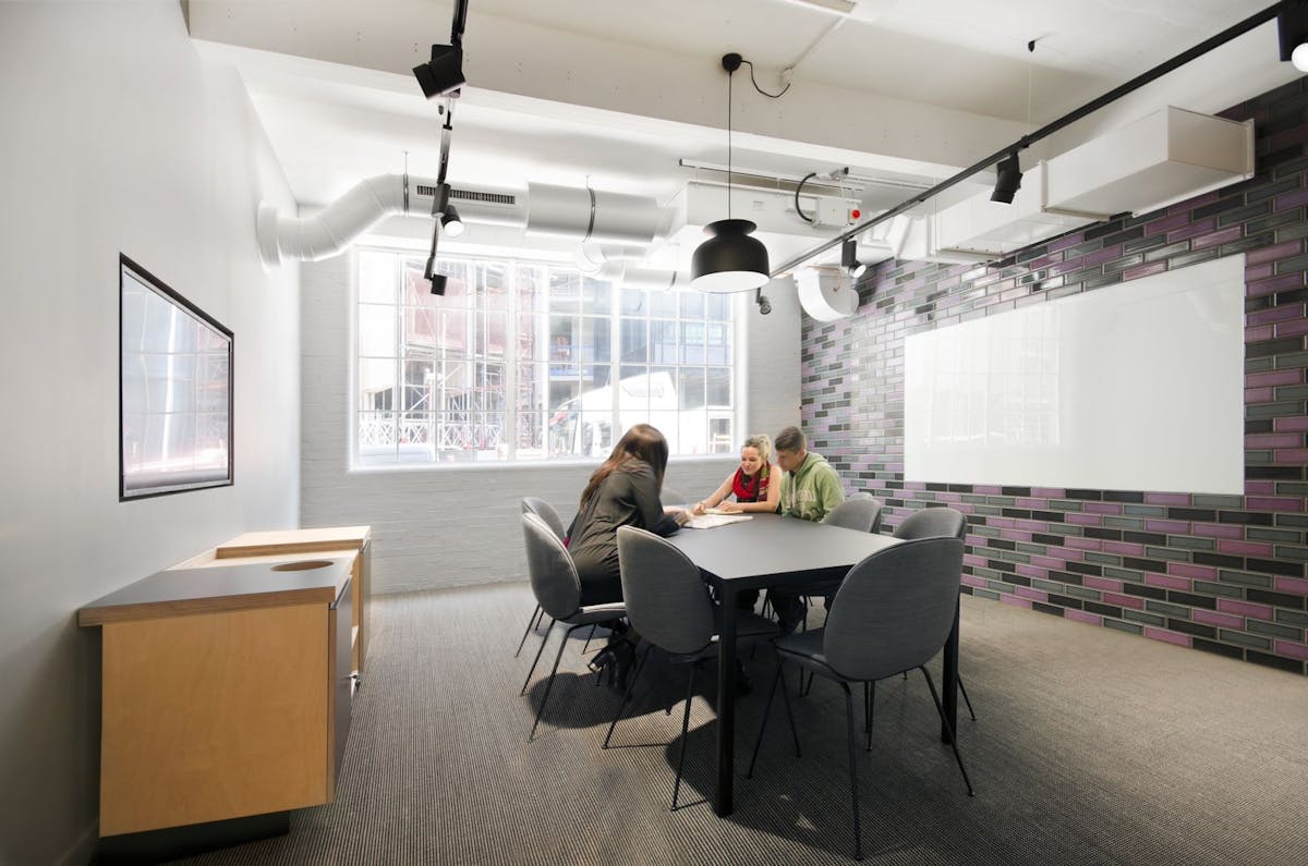 10-person meeting room