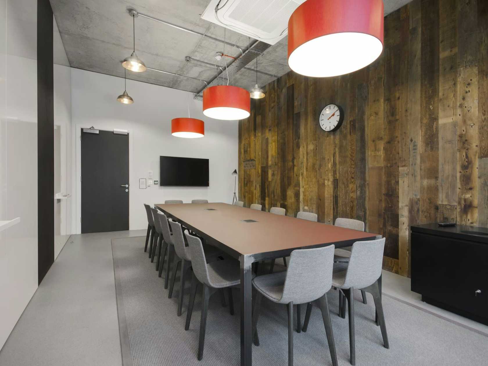 14-person meeting room