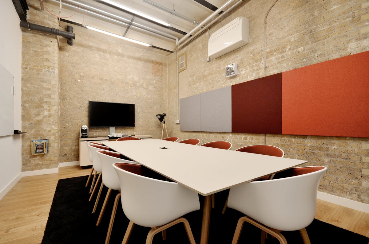 10-person meeting room