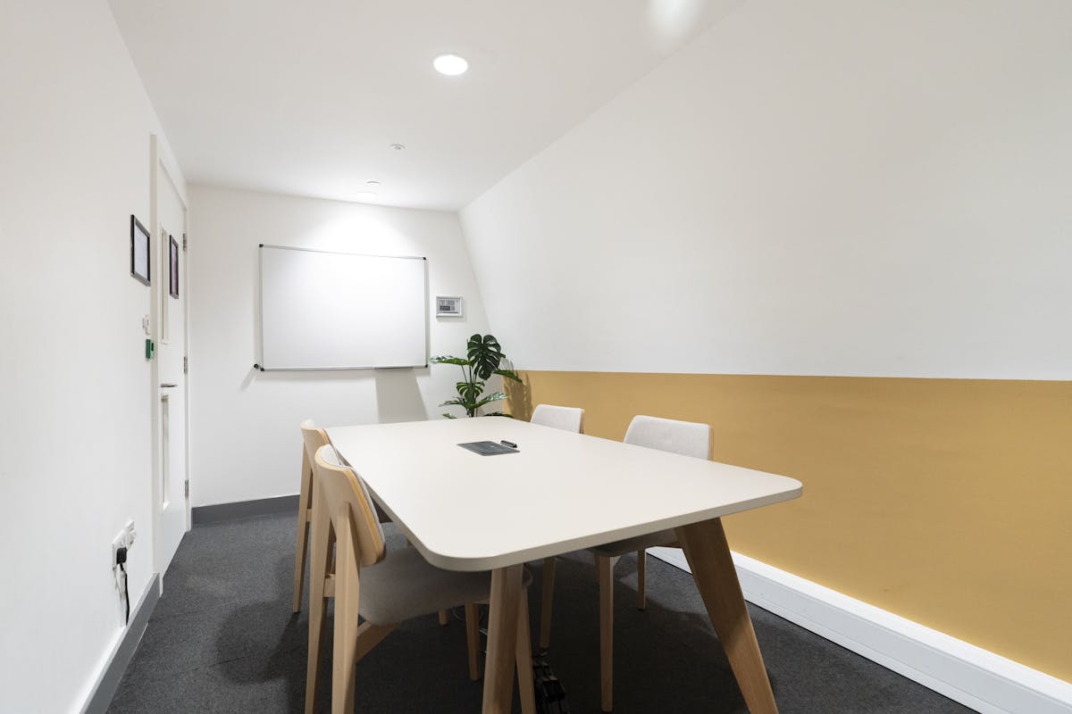 4 person meeting room