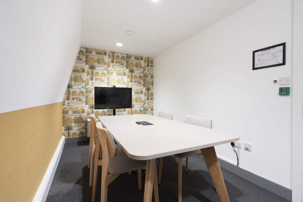 4 person meeting room