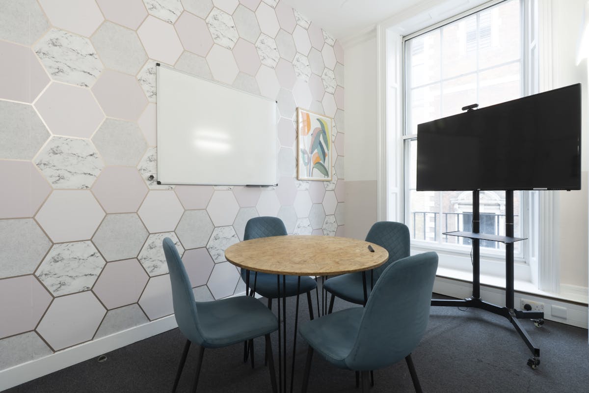 4 person meeting room