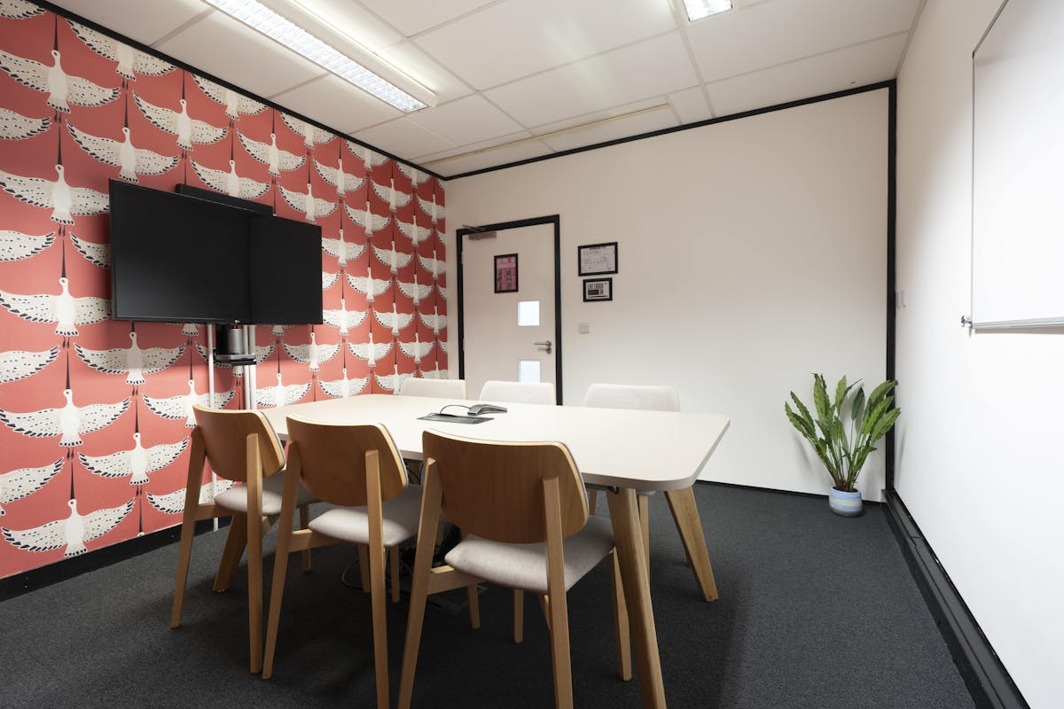 6 person meeting room