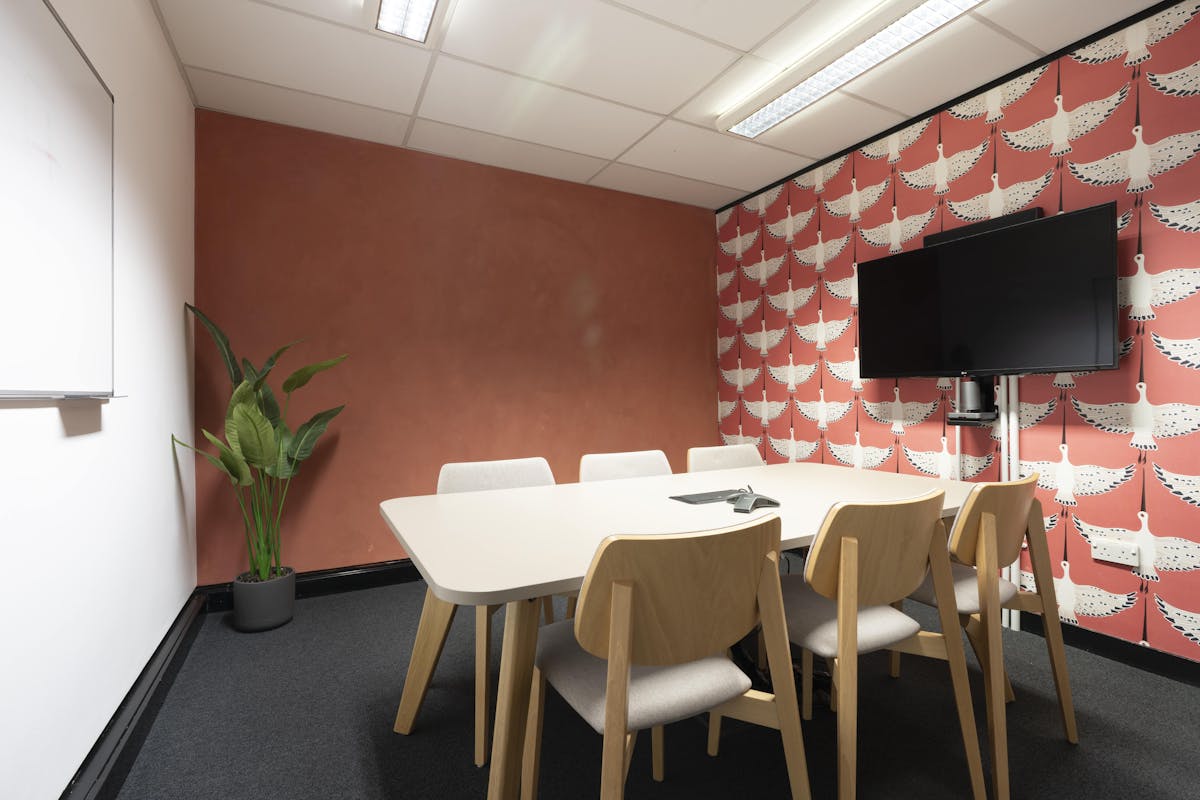 6 person meeting room