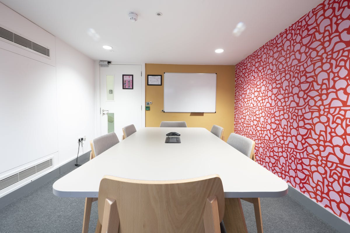6 person meeting room