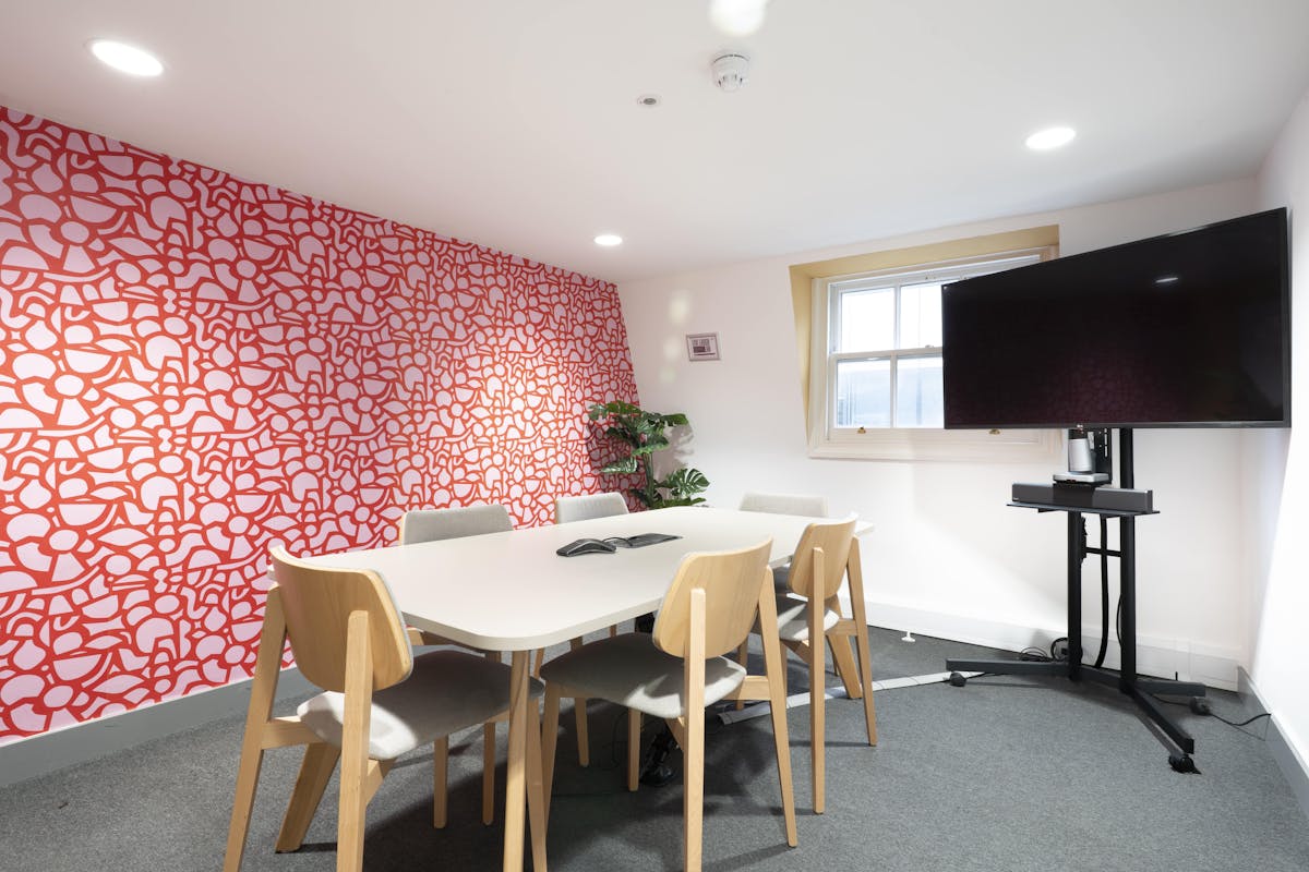 6 person meeting room