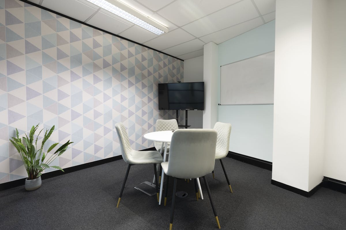 4 person meeting room