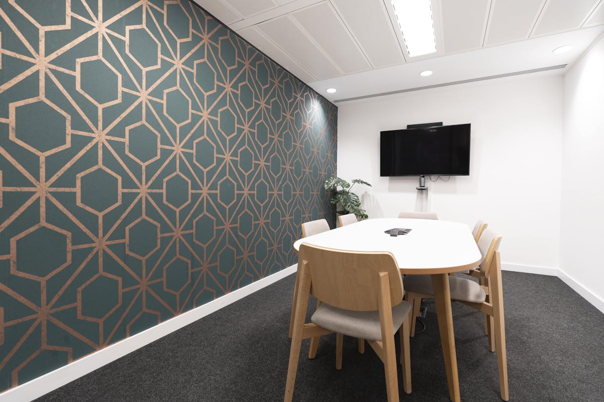 6 person meeting room