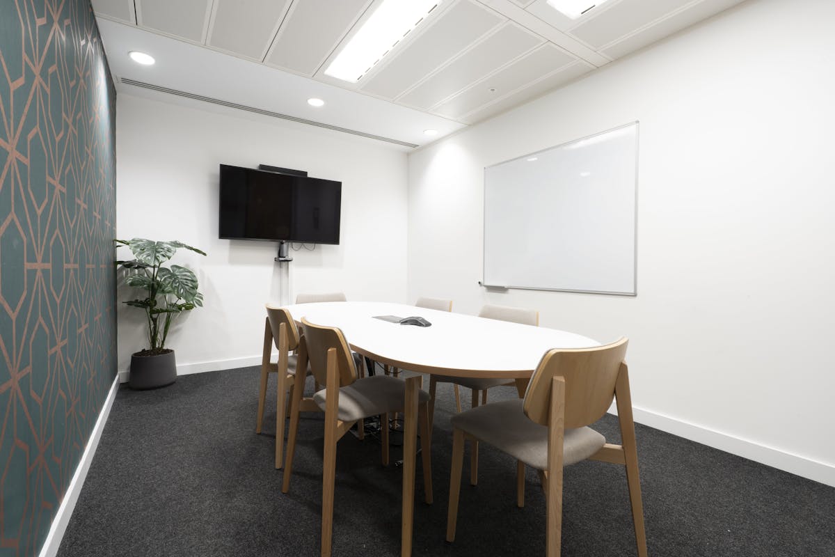 6 person meeting room