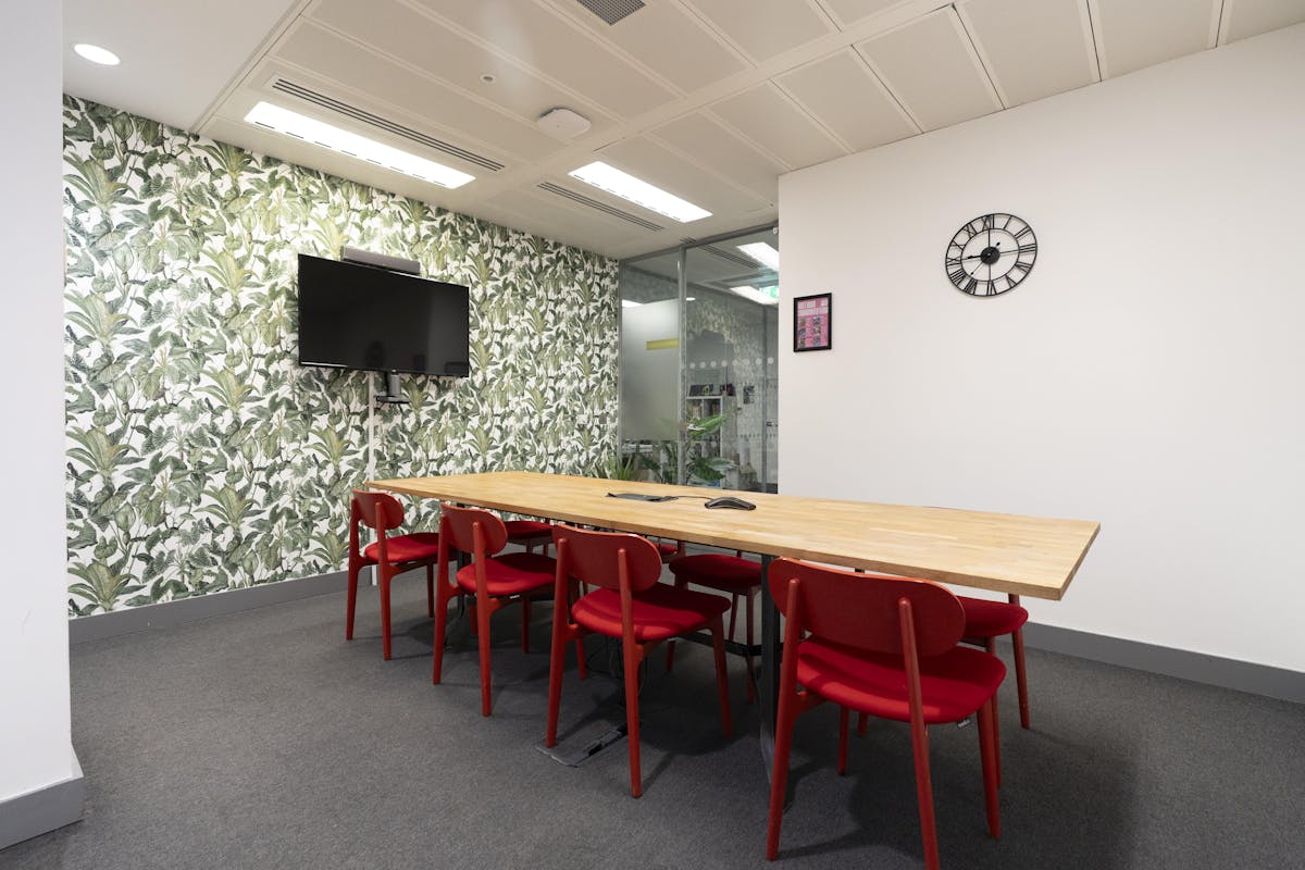 8 person meeting room